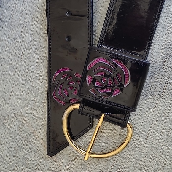 Betsey Johnson black patent leather belt with pink rose laser cut-out - Picture 1 of 4